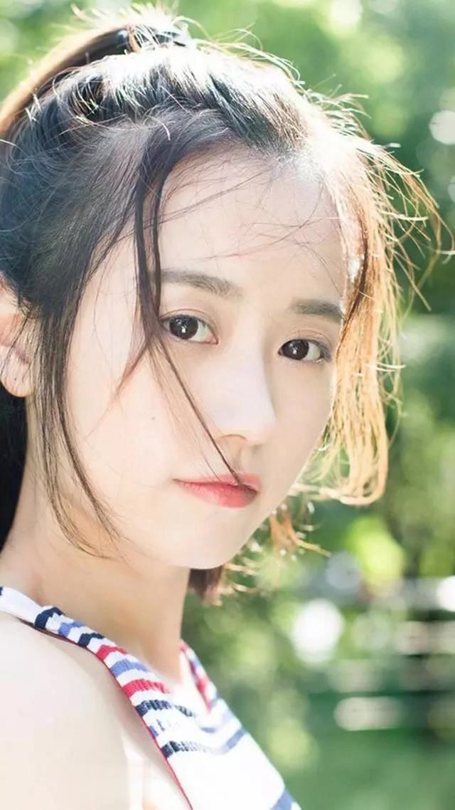 水瓶座的女生颜值高有品味,擅长把自己打扮的漂漂亮亮的,男人都希望