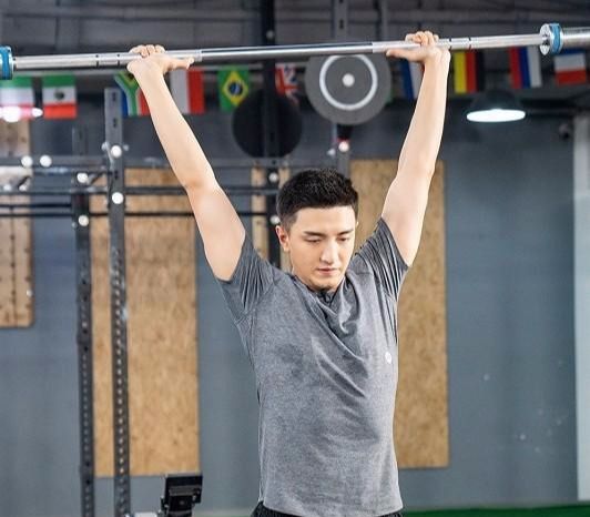 金瀚不愧是军人世家,穿背心大秀手臂肌肉,硬汉形象一目了然