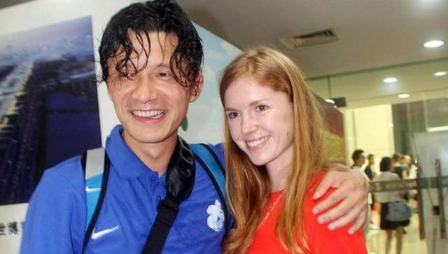 国足名宿谢晖现状,前妻是顶级模特,45岁又恋上29岁外模