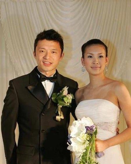 国足名宿谢晖现状,前妻是顶级模特,45岁又恋上29岁外模