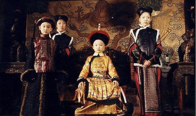 康熙第一次见到孙子乾隆时,为何会惊得放下了手中的杯子?