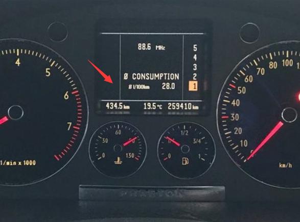 北京遇26万公里的12缸辉腾04年上牌表盘上的百公里油耗很醒目