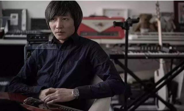 "服侍左右,在她需要帮助的时候,他会大力支持;与窦唯的妹妹窦颖离婚后