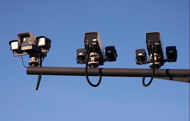 第一种 测速摄像头,通常分布在城市快速路,高速路及高架桥上居多,闪一