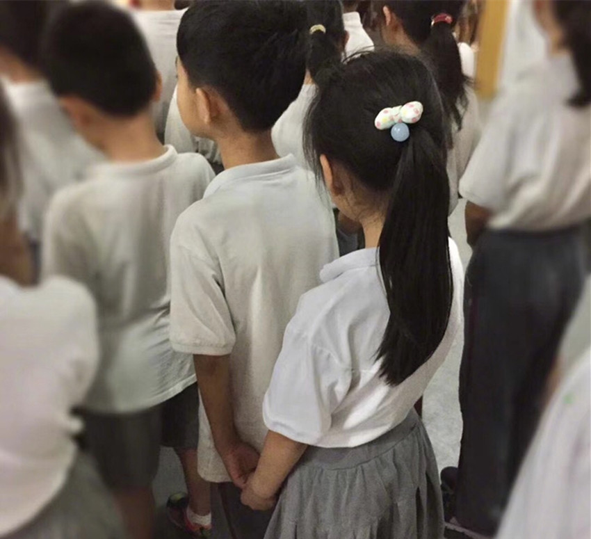 小男孩为牵小女孩的手刻意调换位置,网友:这时候的感情真的纯粹|早恋