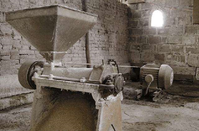 这个是用来给加工稻谷的打米机,开始是用柴油机来做动力带动,后面才用