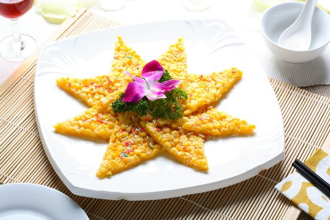 "黄金玉米烙"粒粒香甜可口,清甜酥脆不松散,是早餐也是点心