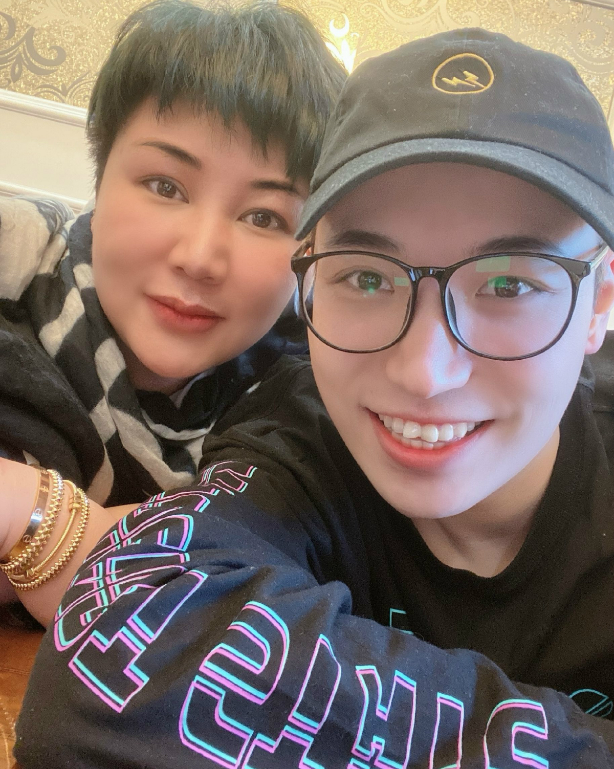 正文  然后鲁豫还问了郭德纲另外一个问题:让王九龙学相声,你妹妹高兴