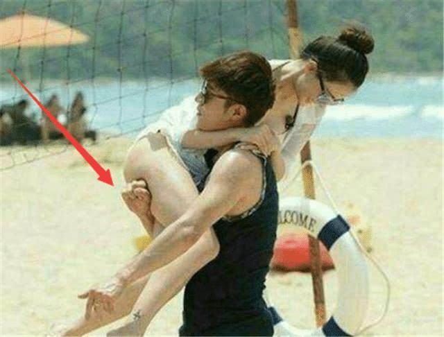 李易峰和李沁拍泳装戏时,握紧拳头,尽显君子风范