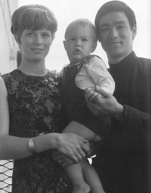 李小龙去世后妻子琳达改嫁经历丧夫丧子75岁现状如何