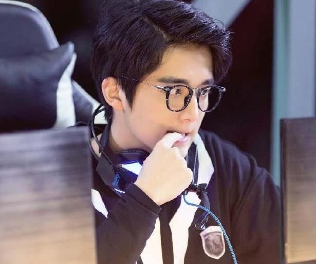 艺考第一天,各路考生拜考神张新成蹭考运