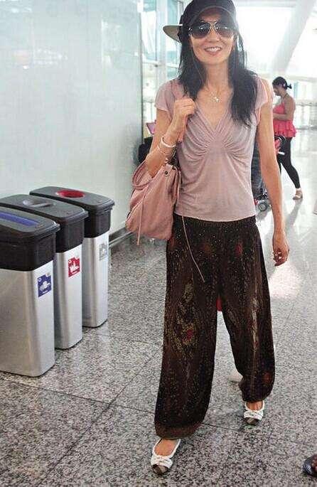 张曼玉逛超市被拍,身材干瘪还驼着背,在人群中就是个普通老人!