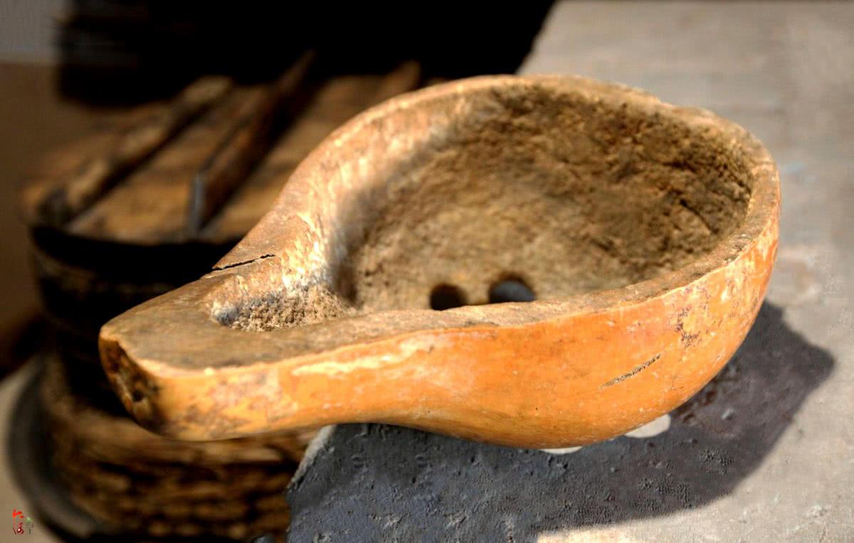 如果用工具在水瓢的底部钻上小孔,就是漏瓢了