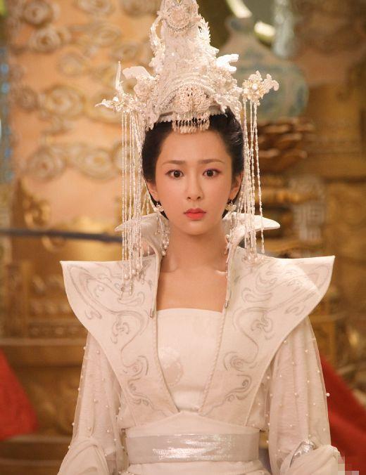 古装白色嫁衣,杨紫已经够美了,看到杨幂,瞬间沦陷