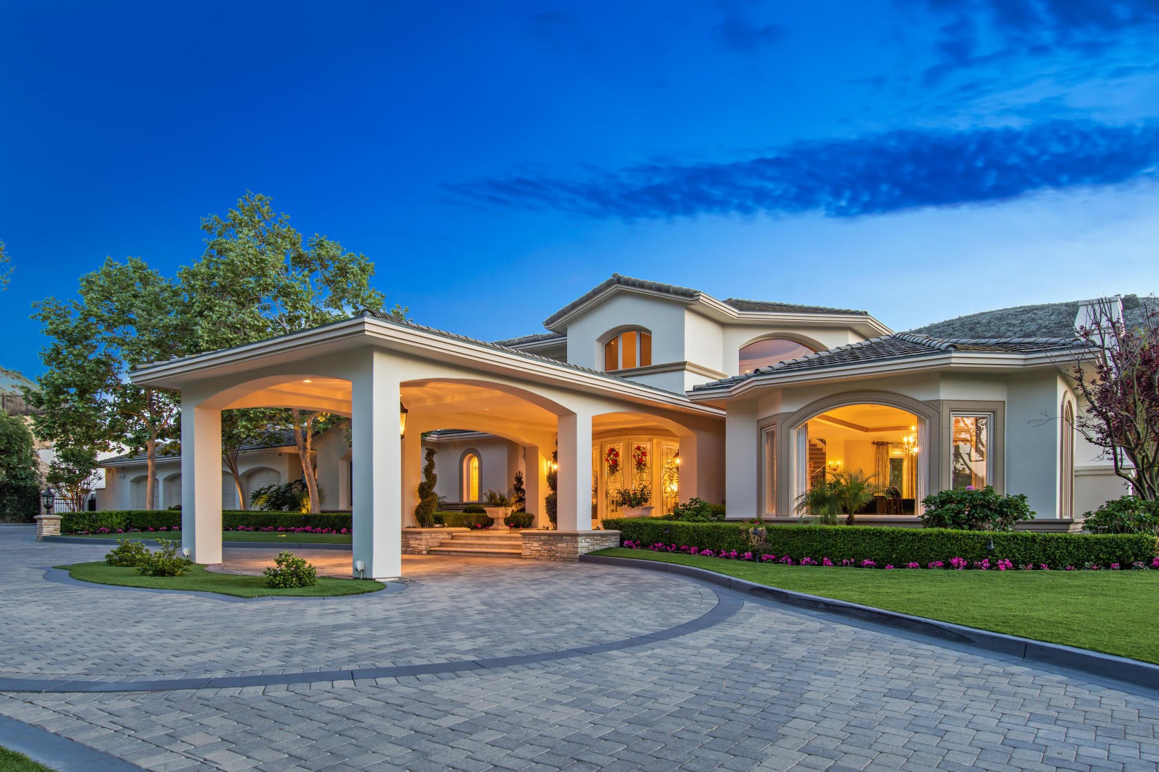 浓眉挂牌出售洛杉矶豪宅,配备篮球场无边际泳池