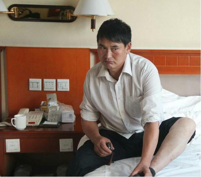 大衣哥能够理解甚至也默默接受了,在镜头下的大衣哥,为人耿直憨厚,有