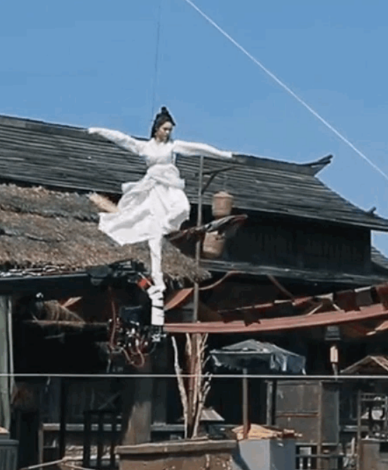 只见傅菁一身白衣,高空吊威亚面不改色,拍起打戏来动作优美流利,翩若