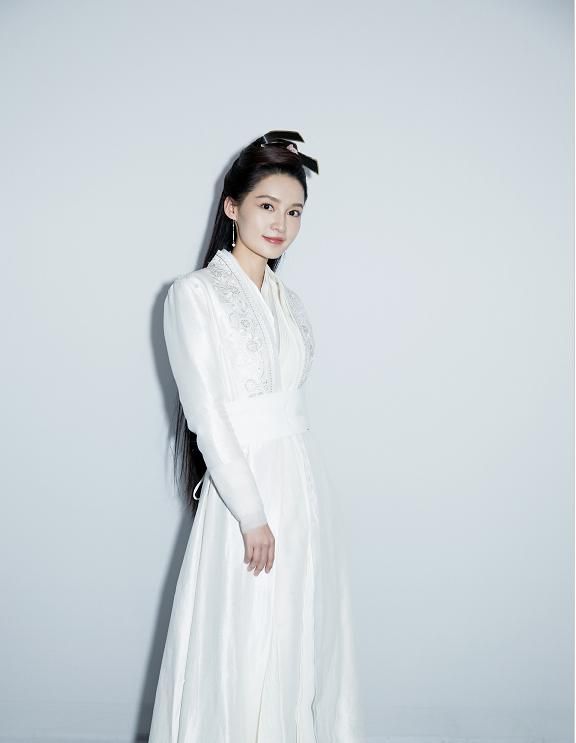 李沁和张若昀再次还原《庆余年》场景,古装造型,清新灵动!