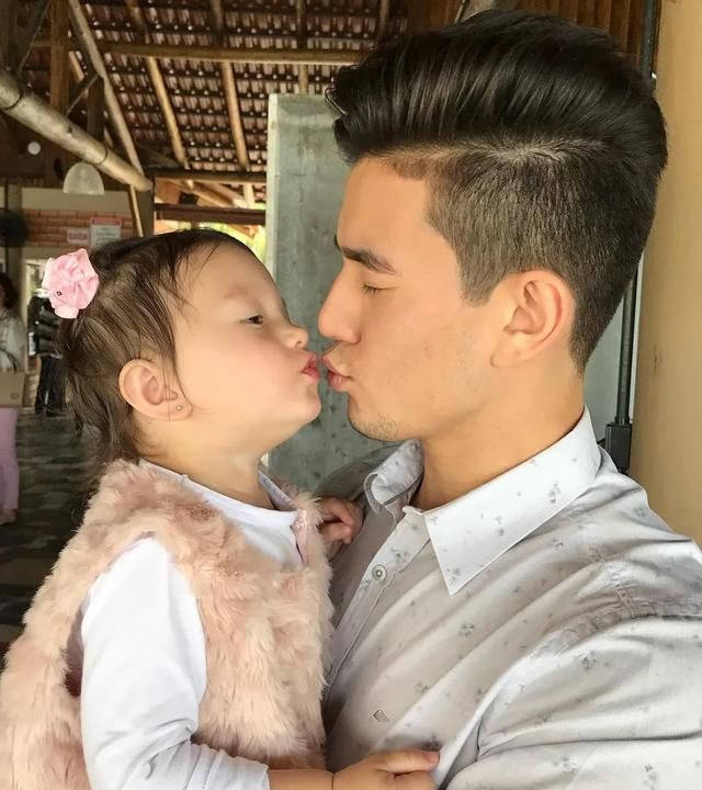 世界先生matheus song帅气照片走红网络,被误以为是老师?