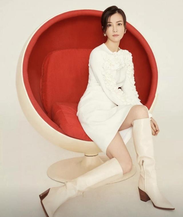 我们在穿连衣裙的时候并不一定非要搭配上高跟凉鞋,可以学习刘孜为