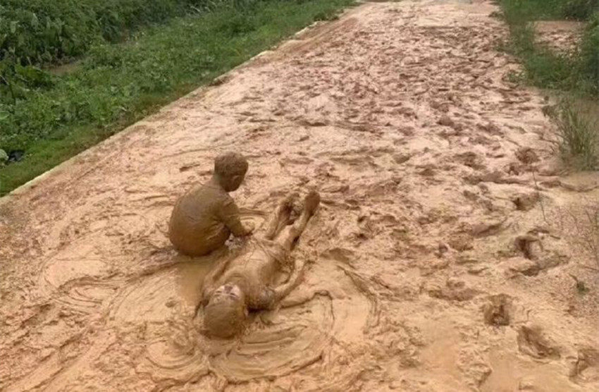 小孩一身泥的搞笑图片图片