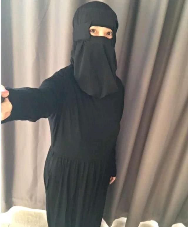 女星翁静晶出街购物全武装,黑衣黑头套像忍者