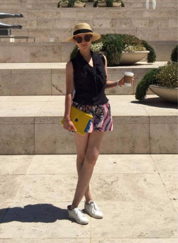 蒋勤勤素颜照很普通,但穿花短裤拍旅行照,美的只剩下腿了!