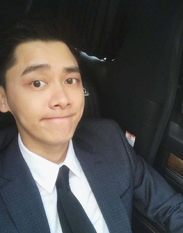 李易峰晒西装自拍照干练帅气,不过头发成亮点儿,长得好快