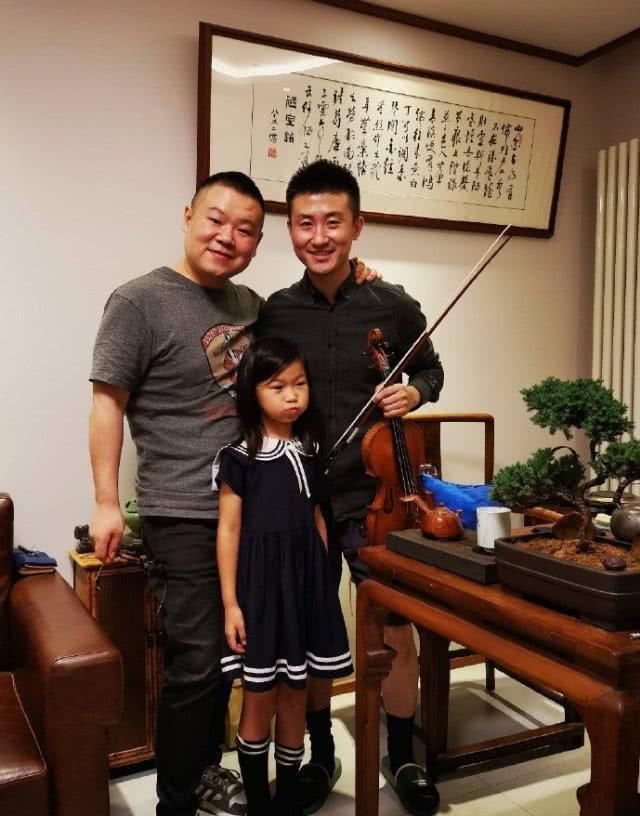 岳云鹏一家四口外出游玩,麓一穿短袖涂指甲油爱臭美