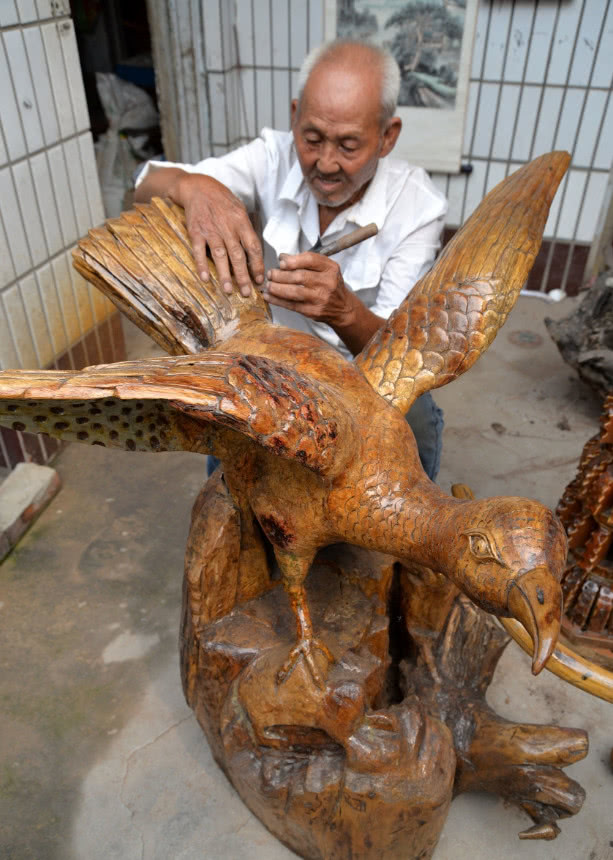 百斤重老树根雕曾要价6万元无人买,如今被丢垃圾堆5年无人问津