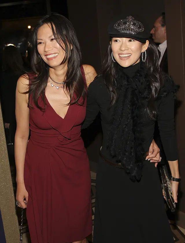 邓文迪一下子老这么多?弓腰驼背肚子还鼓,确实像个老年人!