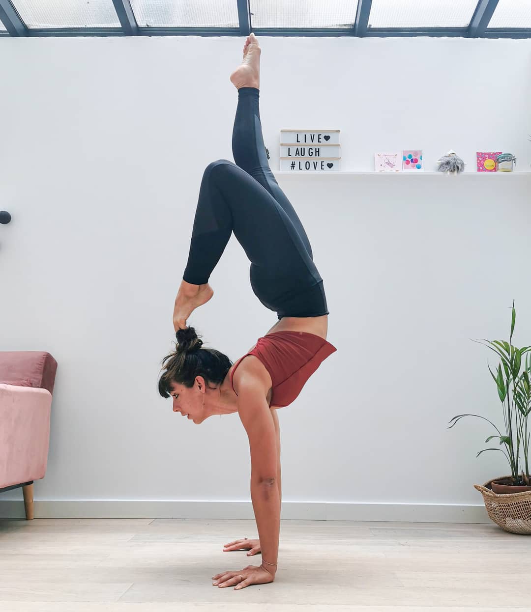 与其想法设法少吃点,不如学赵奕欢在健身房锻炼,女生瘦下来很美