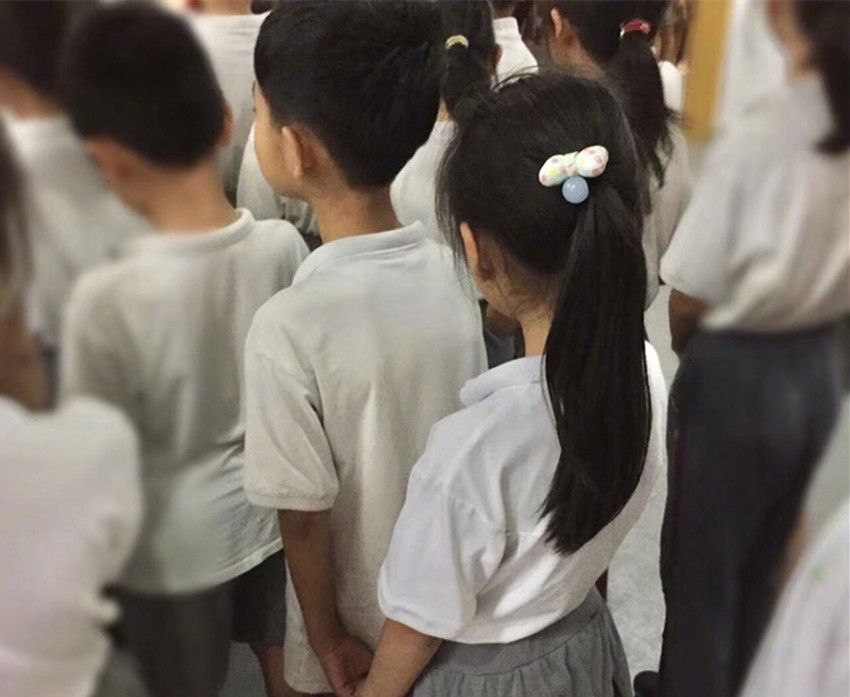 小男孩为牵小女孩的手刻意调换位置|早恋|家长|小女孩_新浪新闻