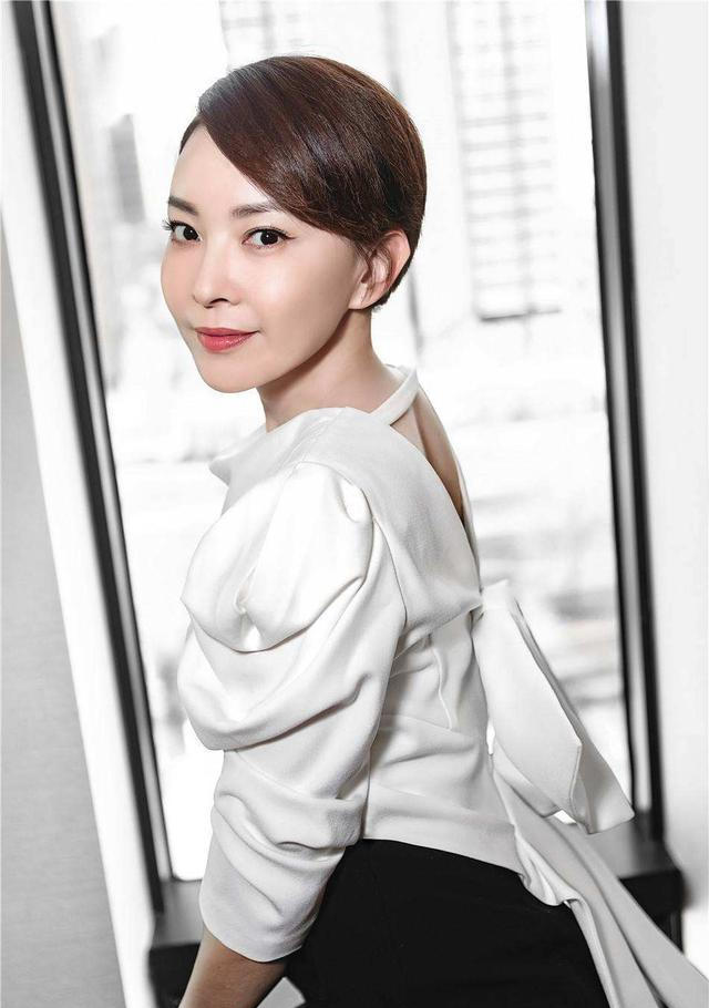 她是孙红雷的前女友也是张嘉译的前妻38岁再婚嫁富豪