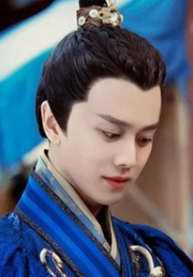 男神任嘉伦,古装造型已经很惊艳了,但现代西装更显魅力