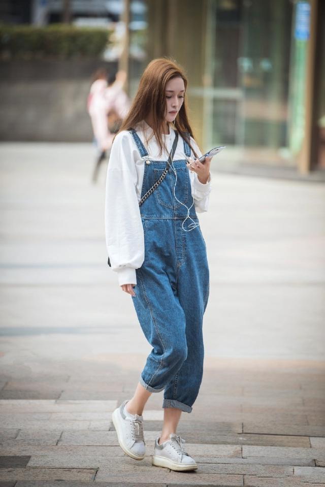 蓝色的牛仔背带裤,简约大气的穿搭十分的青春减龄,少女感十足