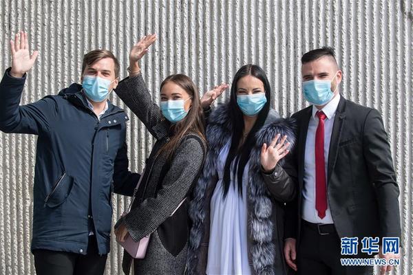 立陶宛:戴口罩的婚礼|立陶宛|维尔纽斯|新冠肺炎_新浪新闻