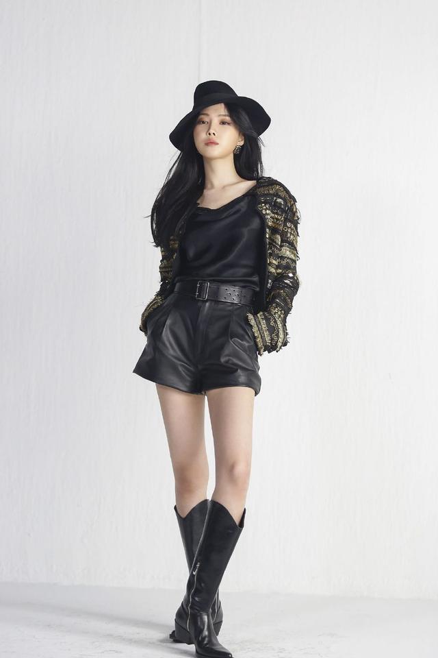 26岁孙娜恩身材是真好,穿宽松绿色连体裤,系腰带凹凸