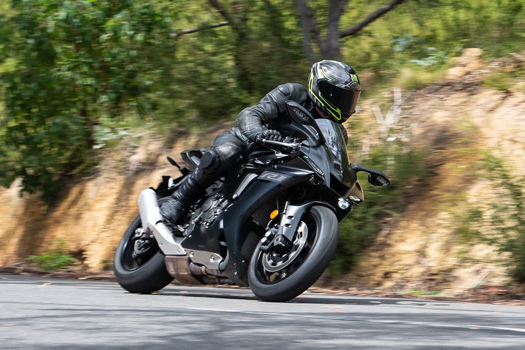 能下赛道的通勤车 雅马哈2020款yzf-r1 外媒测评