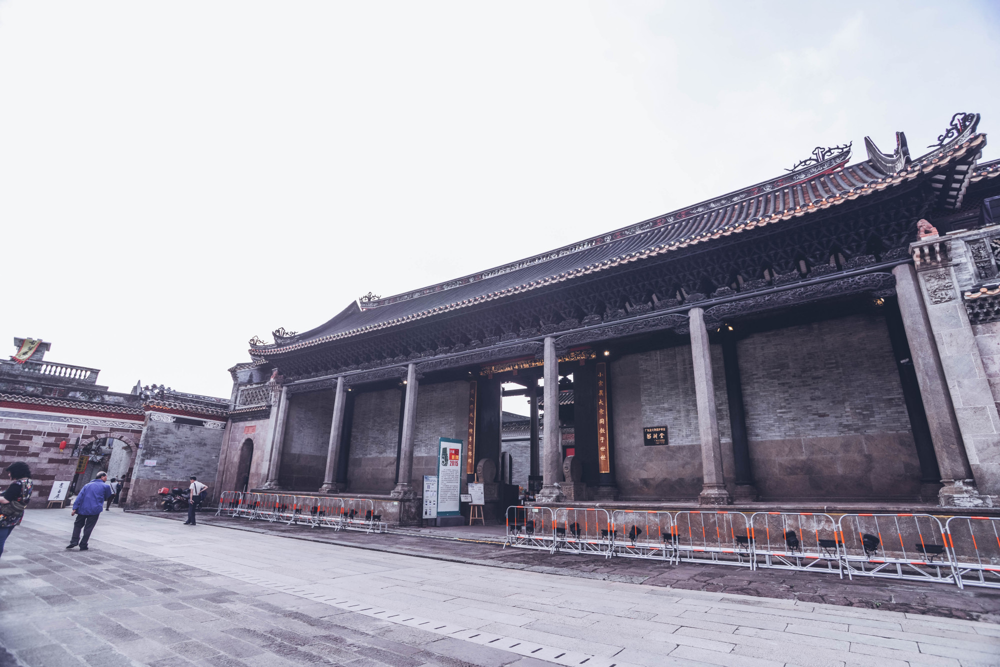 国内柱子最多的祠堂位于广州沙湾古镇被称为岭南艺术之宫