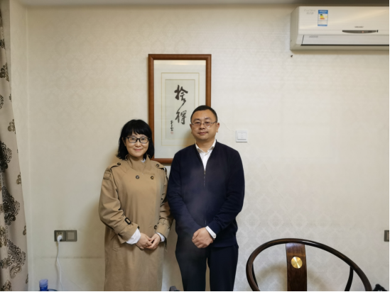 秦东魁与原颖娜交流中国文化和公益慈善