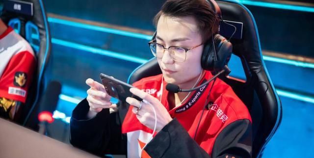 蛮蛮,情久战队的队长,被官方定为终身荣誉会员的在役职业选手.