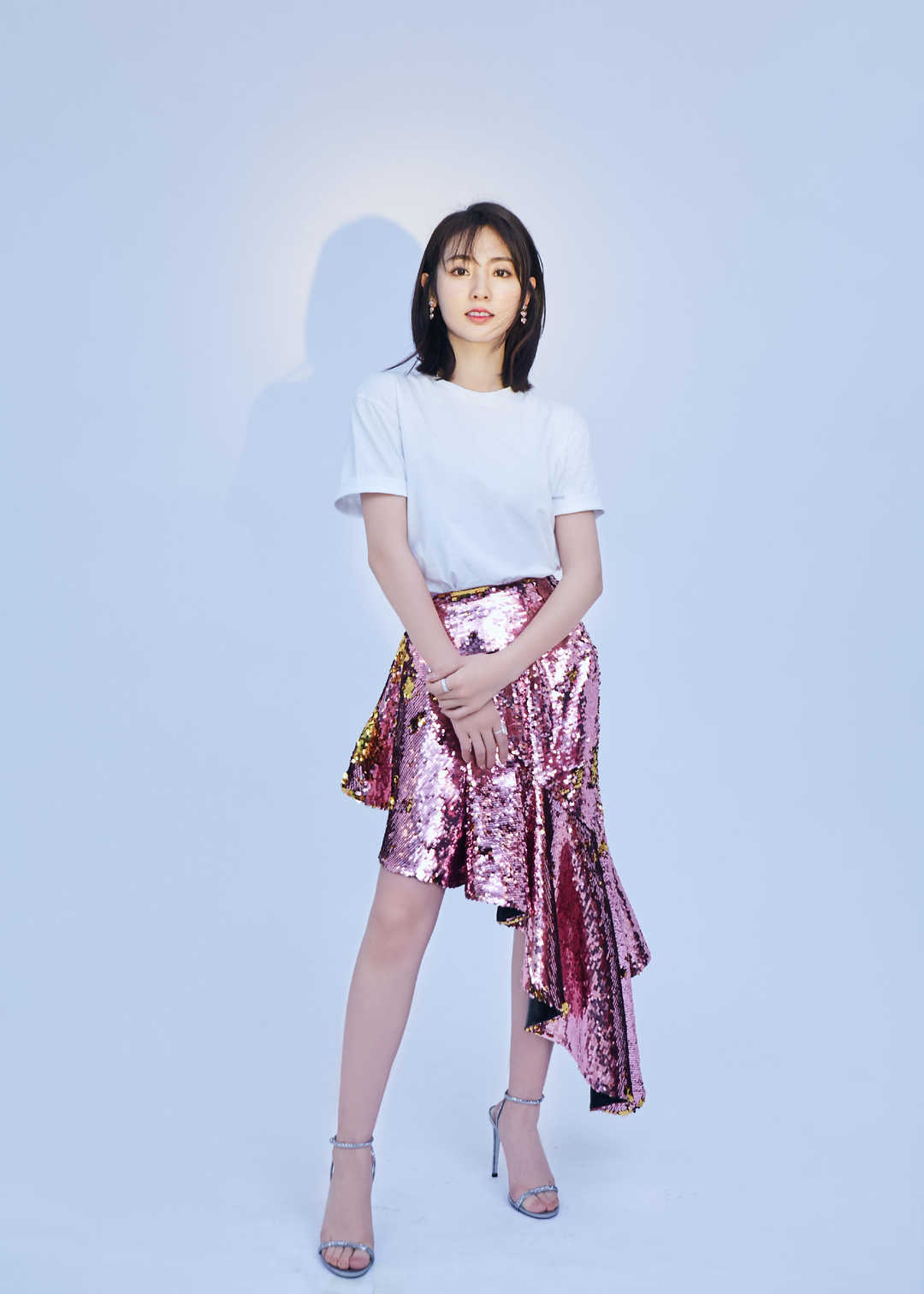 邢菲太有少女感!娃娃领衬衫搭配不规则半身裙俏皮伶俐,甜美可人