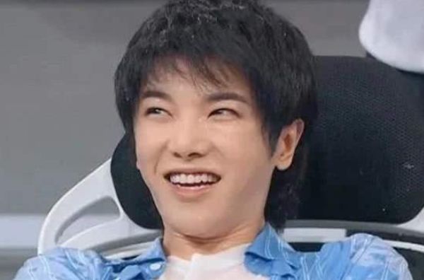 华晨宇节目被迫卸妆,素颜镜头简直一言难尽,没想到却长成这样