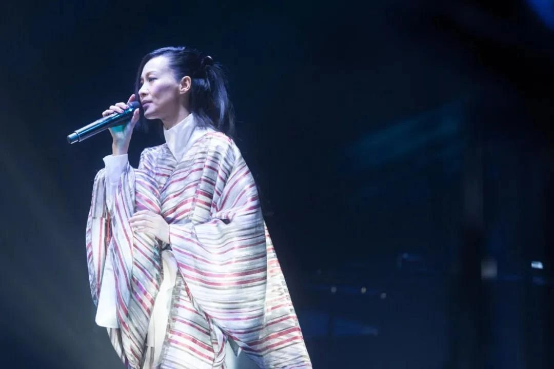 从侧面照也能看出,现在的赵学而颧骨高耸,说不显老是假的.