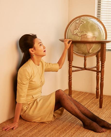 惠英红年纪越大魅力越深拍复古时尚写真模样一点不显老