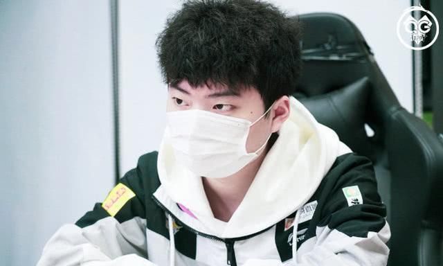 xq九尾问qg末将:中单一上来就做魔女斗篷,冰心,你是怎么想的