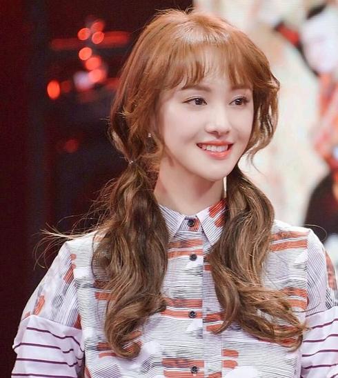 郑爽再次尝试"双马尾发型",29岁秒变18岁,美回"楚雨荨"时期