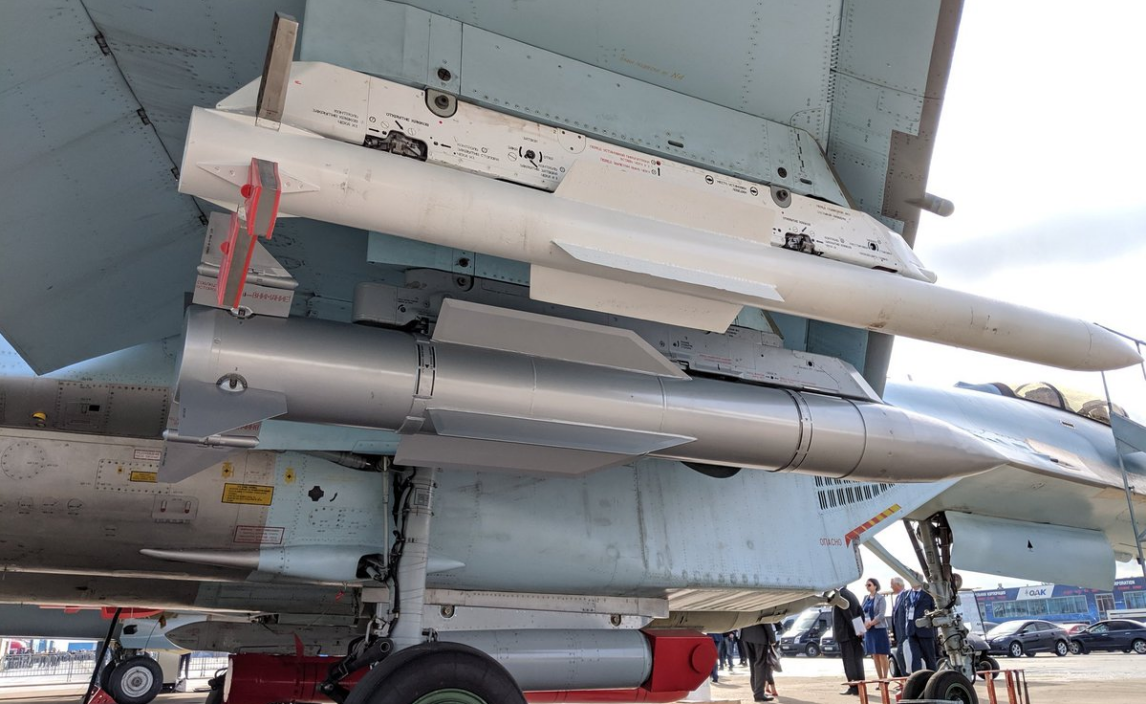 的是r77中距弹,可以很直观的对比两者体积r37m在r37的基础上升级而来