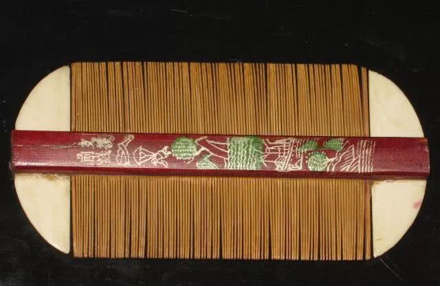 生活方式落后,人们的衣着和头发中常生虱子——轻轻地篦头,也起按摩